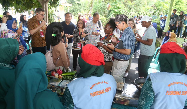 Delegasi dunia saat berada di kampung KB Jambewangi.